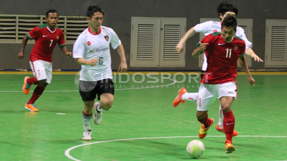 Ardi Dwi Suwardi (depan) mencetak hattrick dalam pertandingan ini.